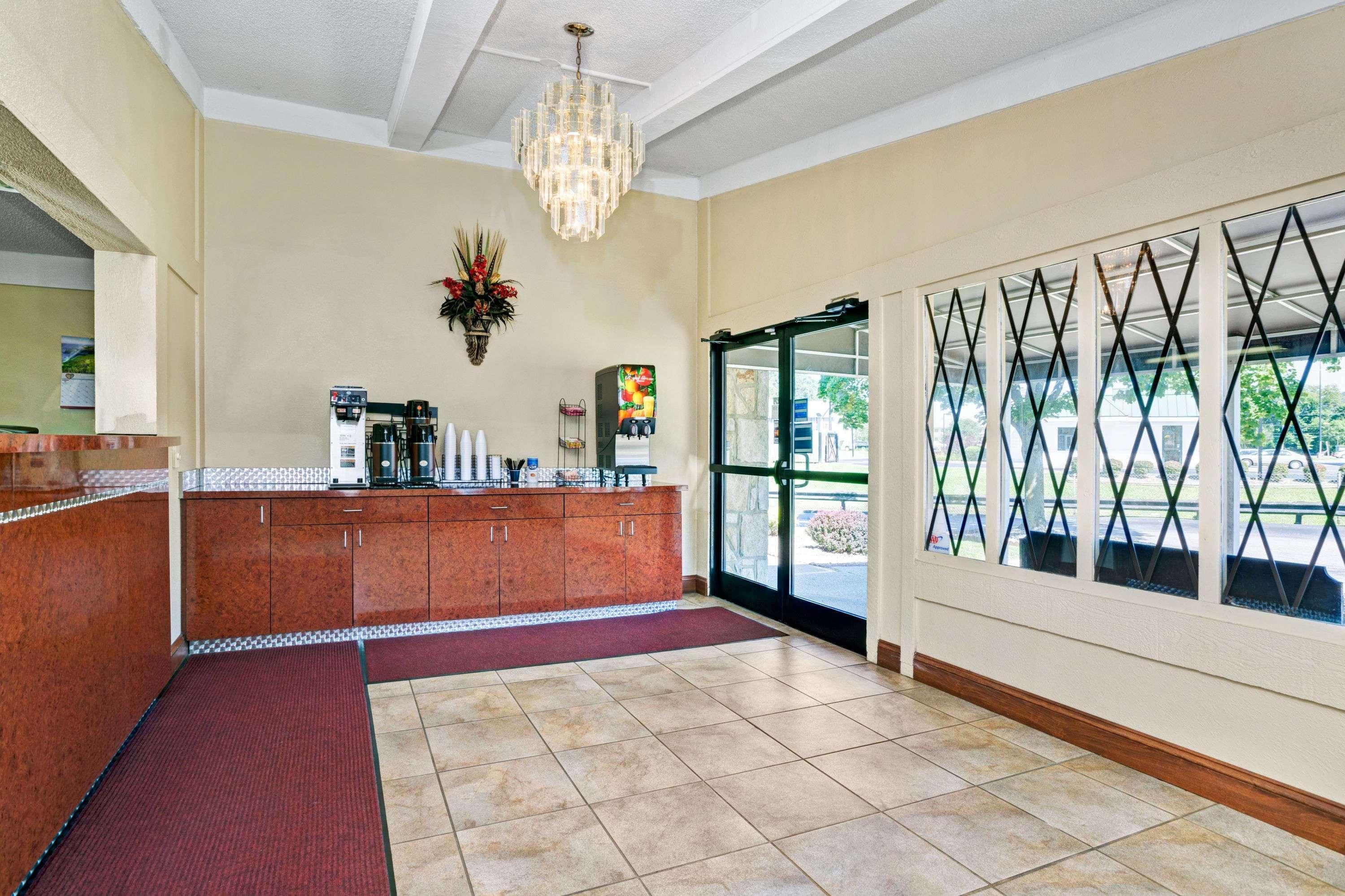 Vista Lobby Knights Inn Charleston