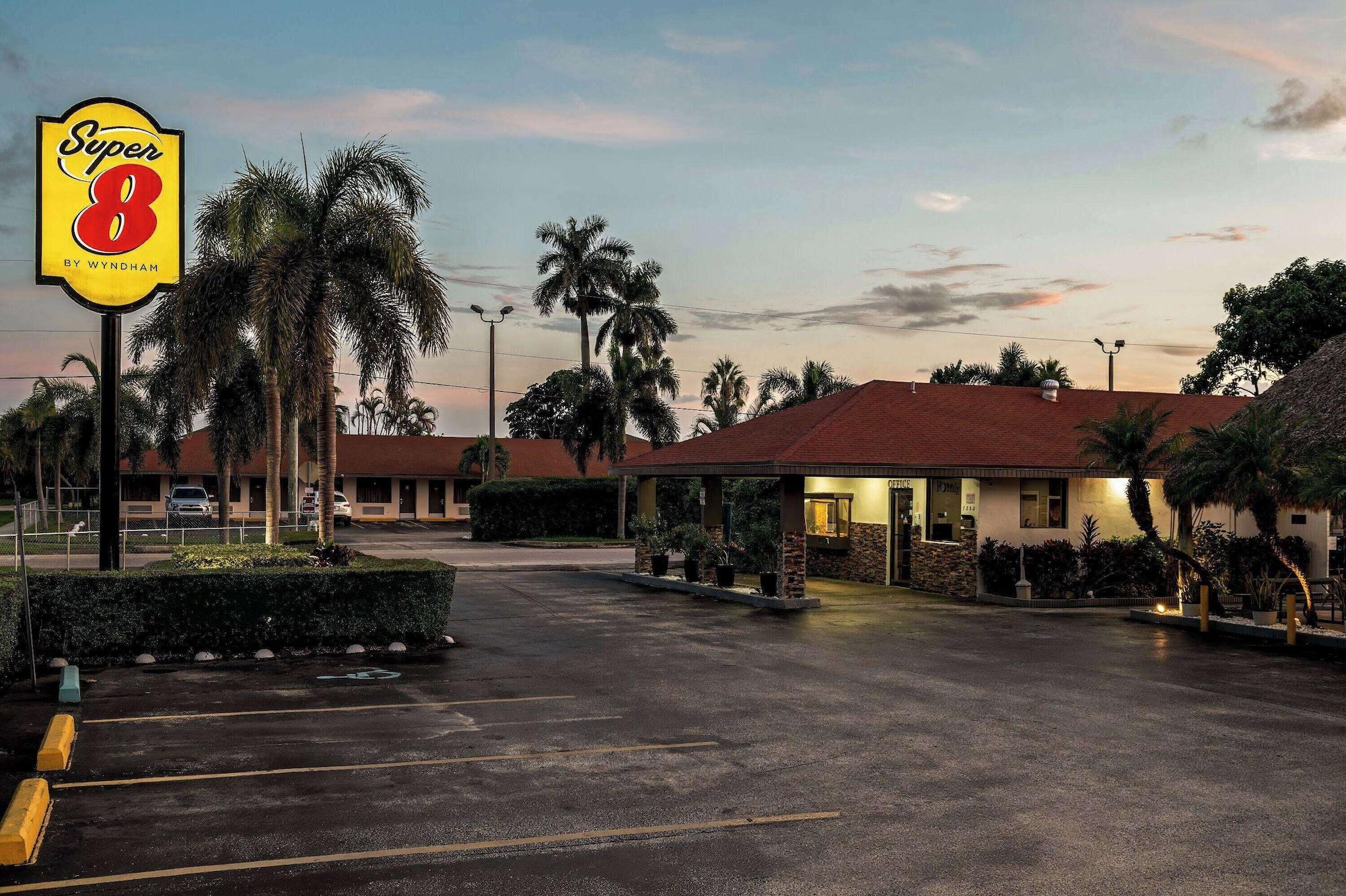 Vista Exterior Super 8 by Wyndham Florida City/Gateway to Keys/Everglades