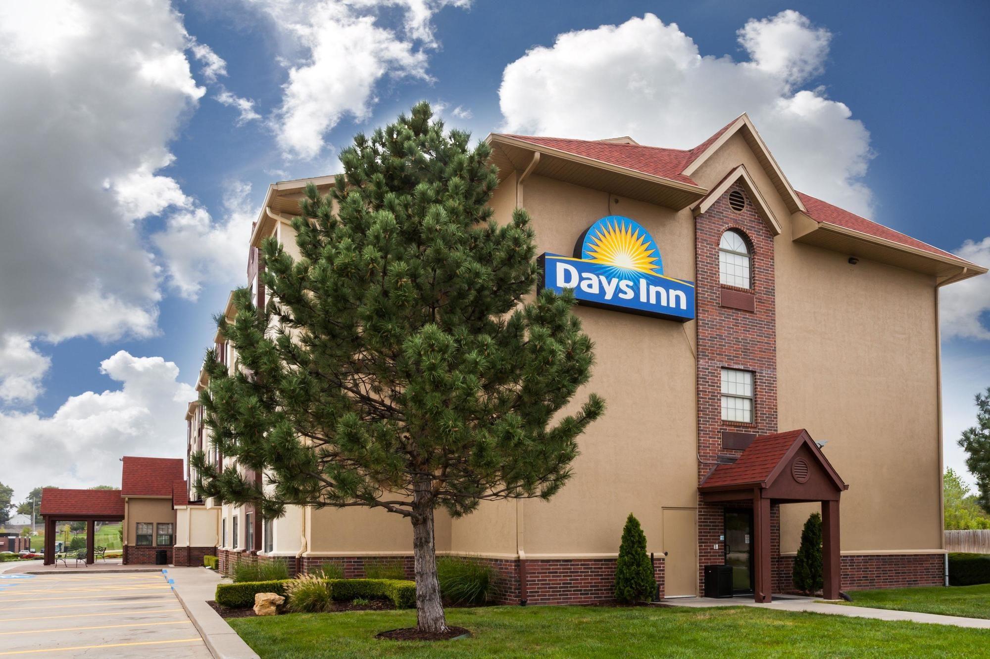 Vista Exterior Days Inn by Wyndham near Kansas Speedway