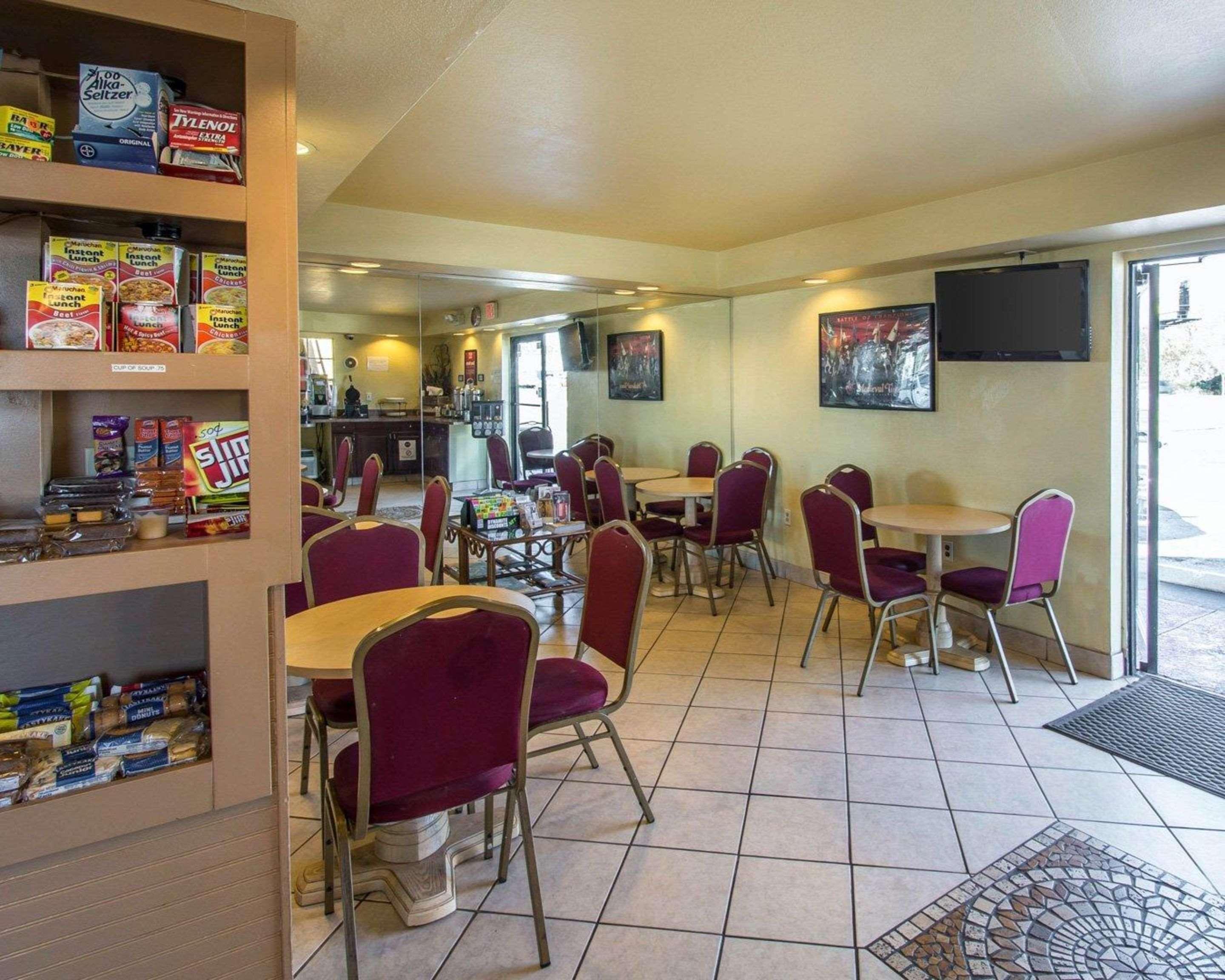 Restaurant Econo Lodge Inn & Suites Maingate Central