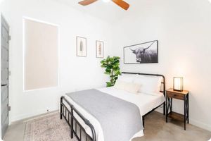 Alquiler Vacacional - Sleeps 10 - Downtown - Grill, Mini Golf, Free Parking: 4 Cars, Huge Fenced Patio