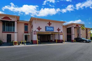 Alojamiento - Rodeway Inn & Suites East