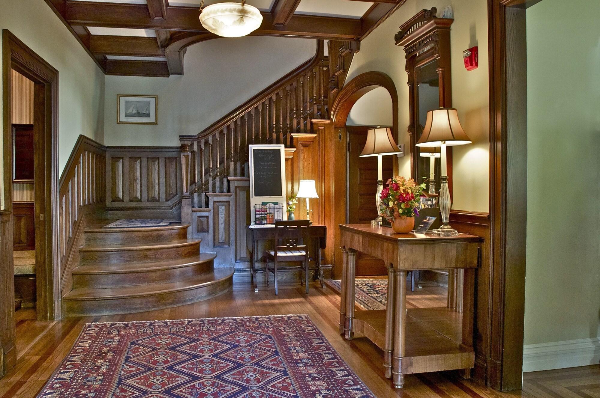 Vista Lobby Hilltop Inn