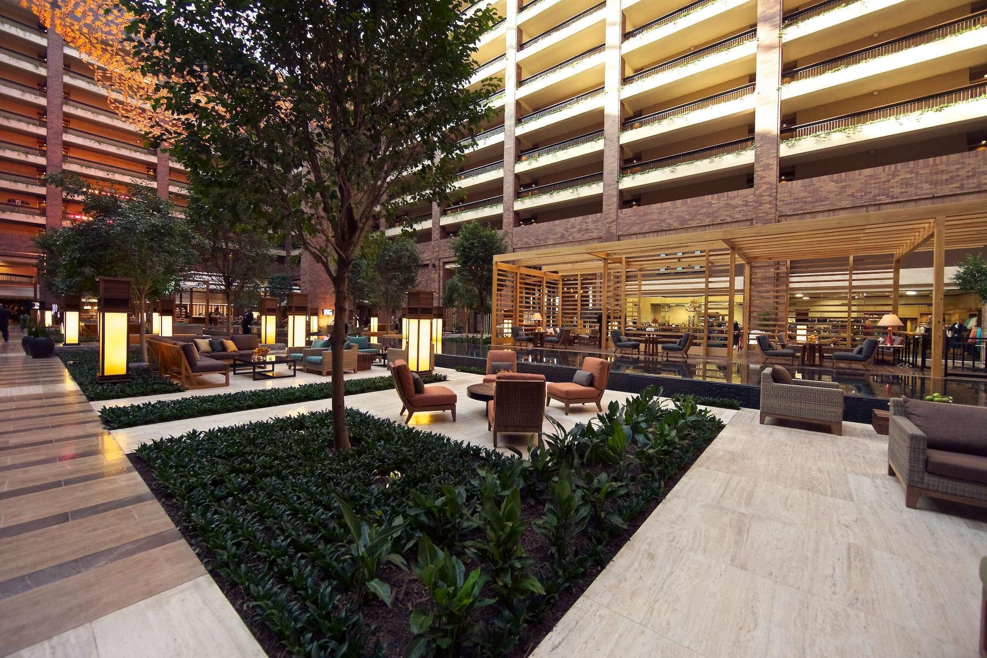 Vista Lobby Hilton Anatole