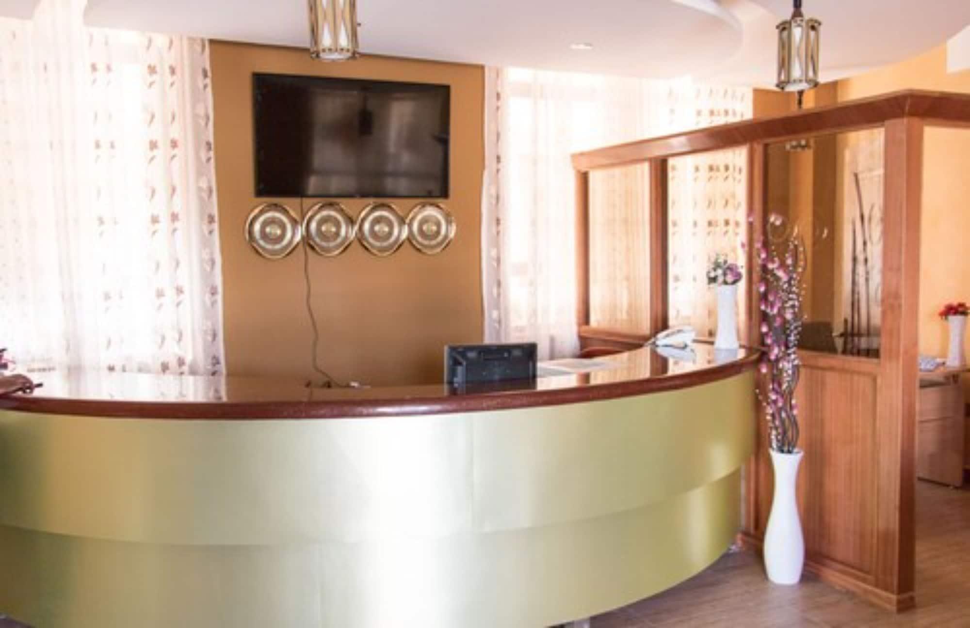 Vista Lobby Astorian Grand Hotel