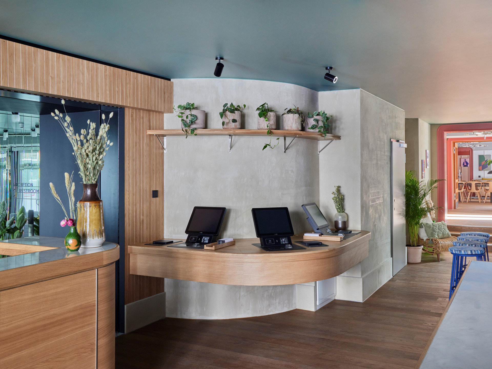 Vista Lobby Schwan Locke