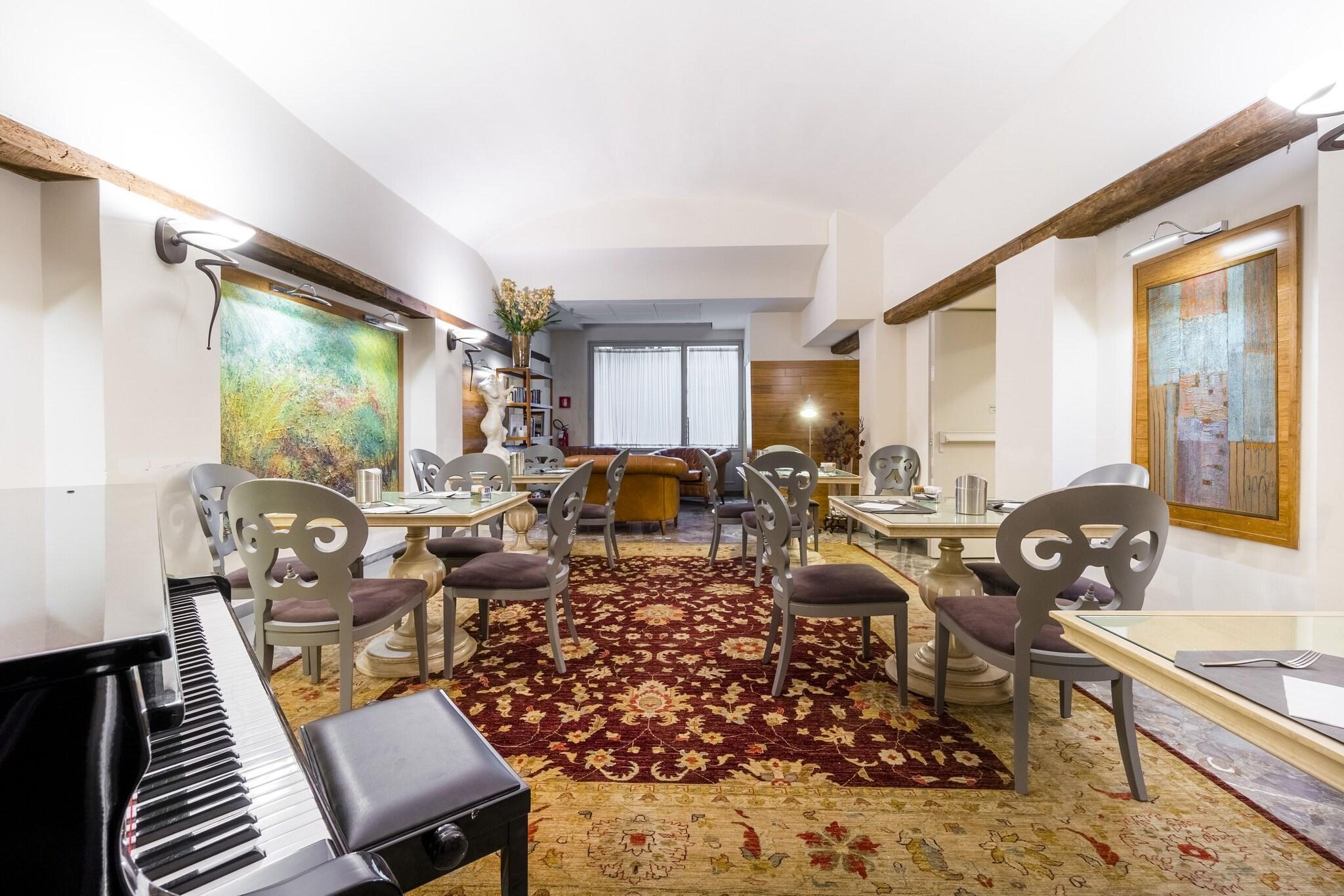 Vista Lobby Art Atelier