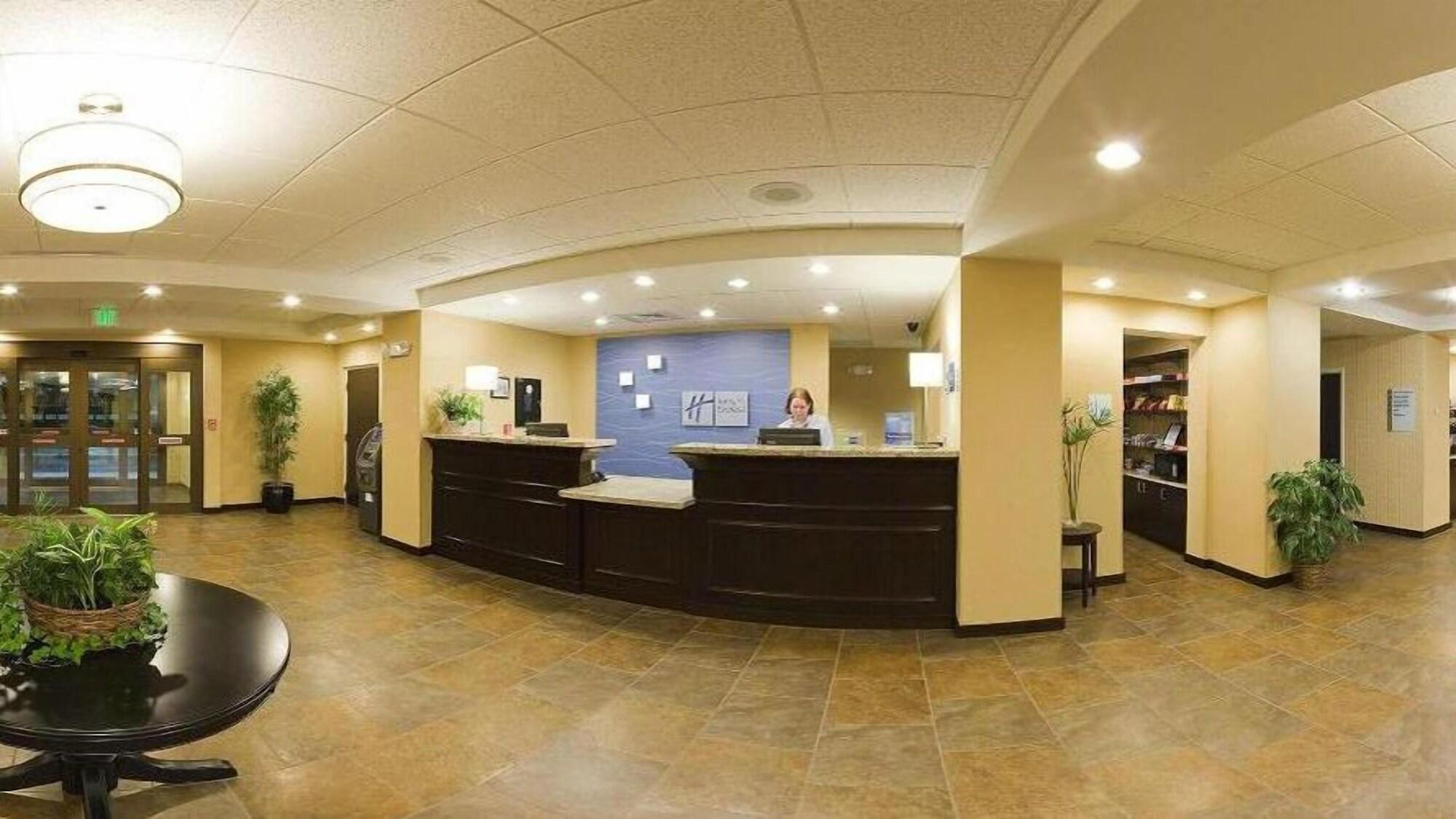 Vista Lobby Holiday Inn Express Hotel & Suites Malone by IHG