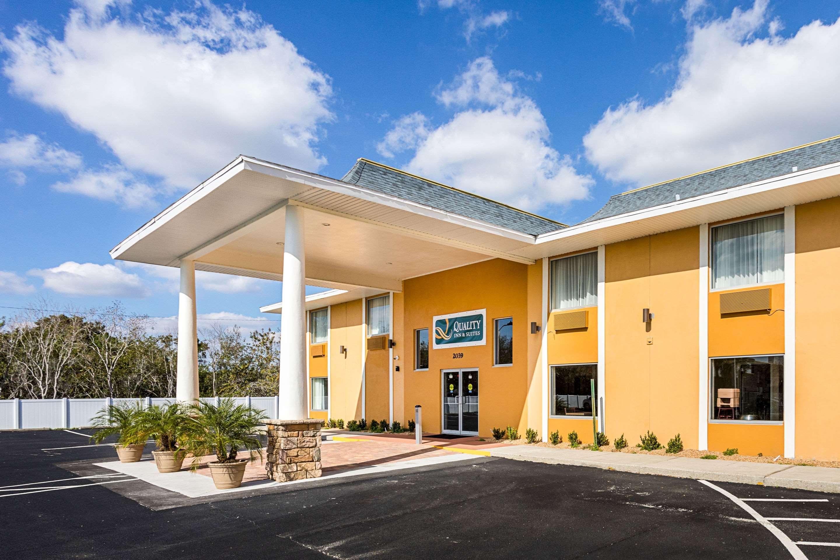 Vista Exterior Quality Inn & Suites Heritage Park