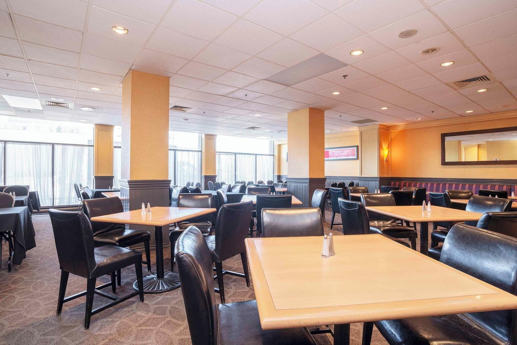 Restaurant Sandman Hotel Montreal - Longueuil