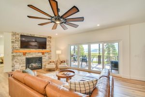 Alquiler Vacacional - 2 Mi to Lake: Stunning Twin Lakes Home w/ Deck