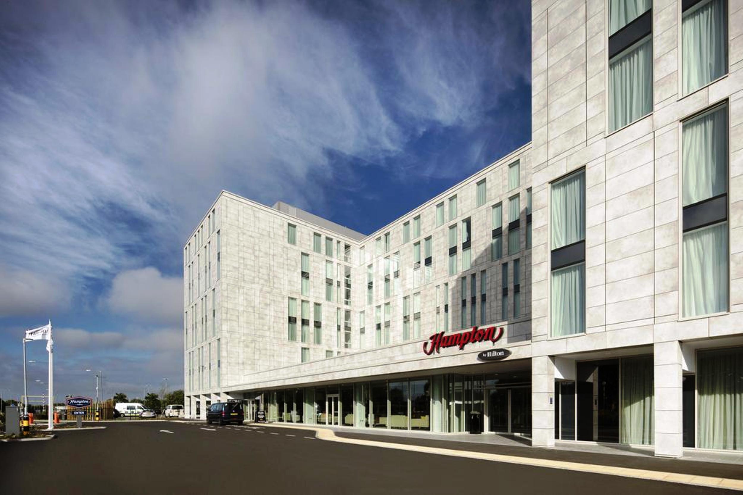 Vista Exterior Hampton By Hilton London Stansted Airport