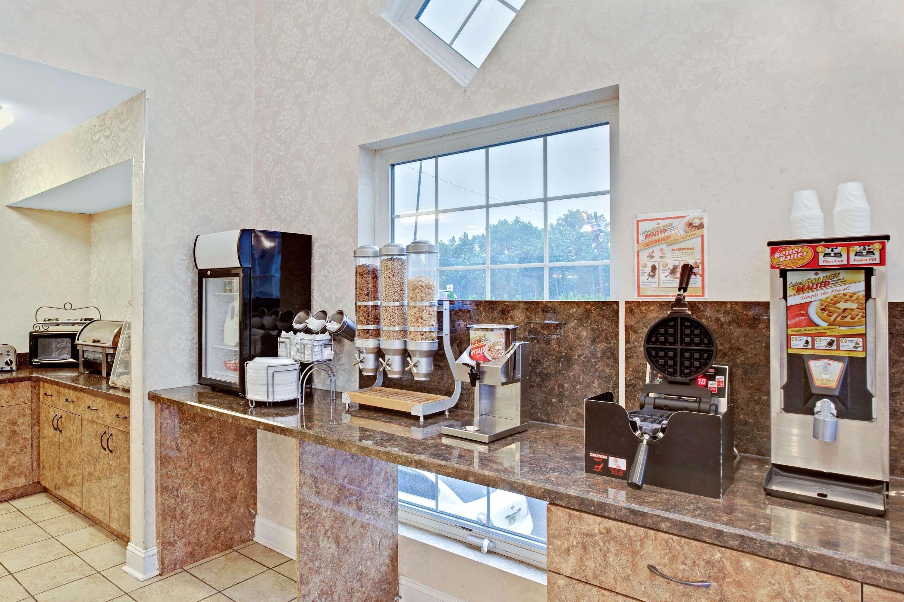 Restaurant Howard Johnson by Wyndham Blackwood near Philadelp