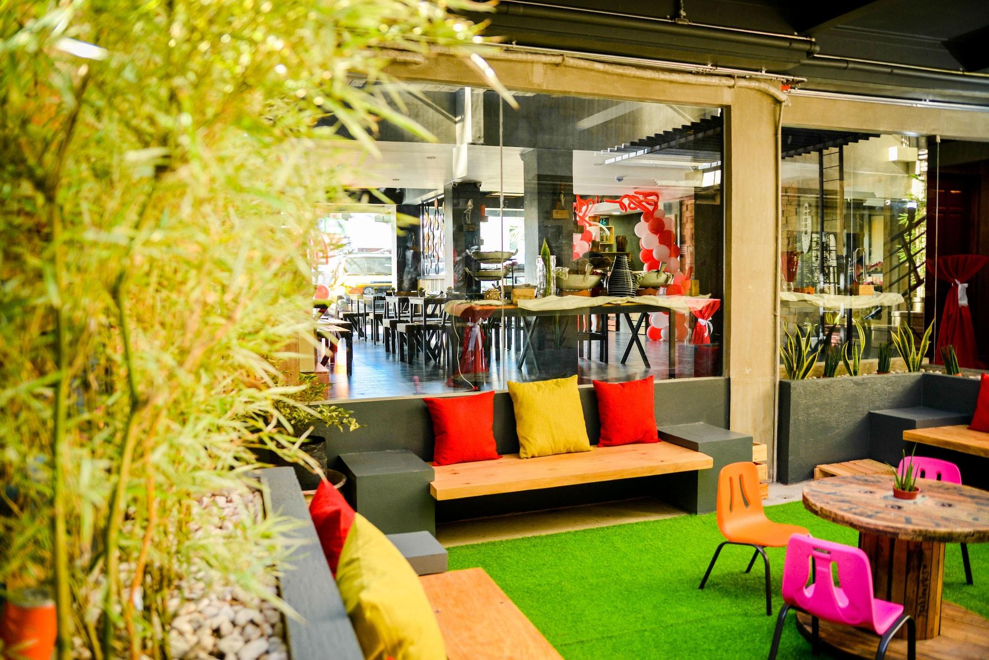 Varios Bhive Hotel