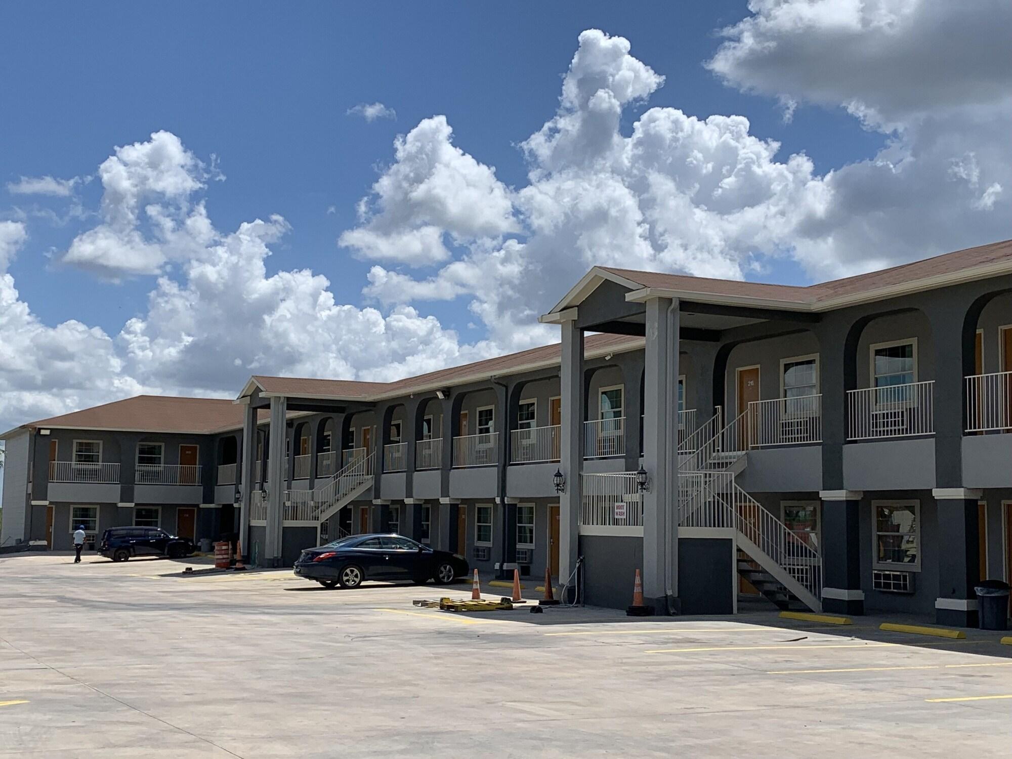 Vista Exterior Texan Inn and Suites Tilden