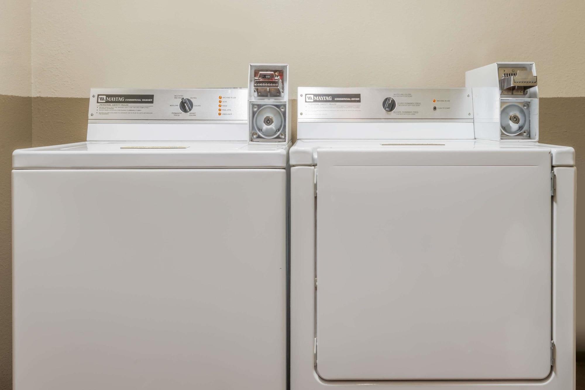 Comodidades del Alojamiento Super 8 by Wyndham Kimball