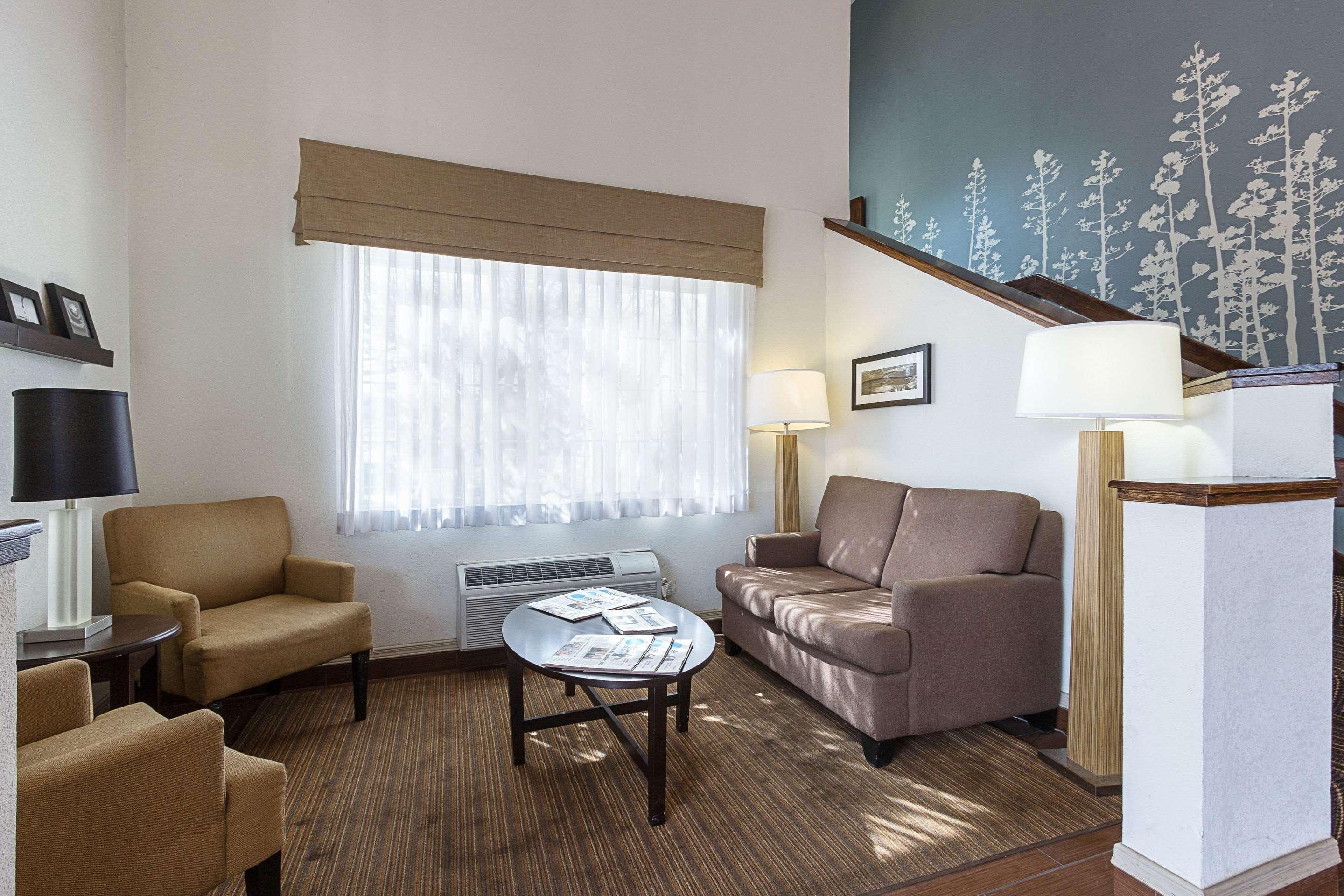 Vista Lobby Spark by Hilton El Paso University