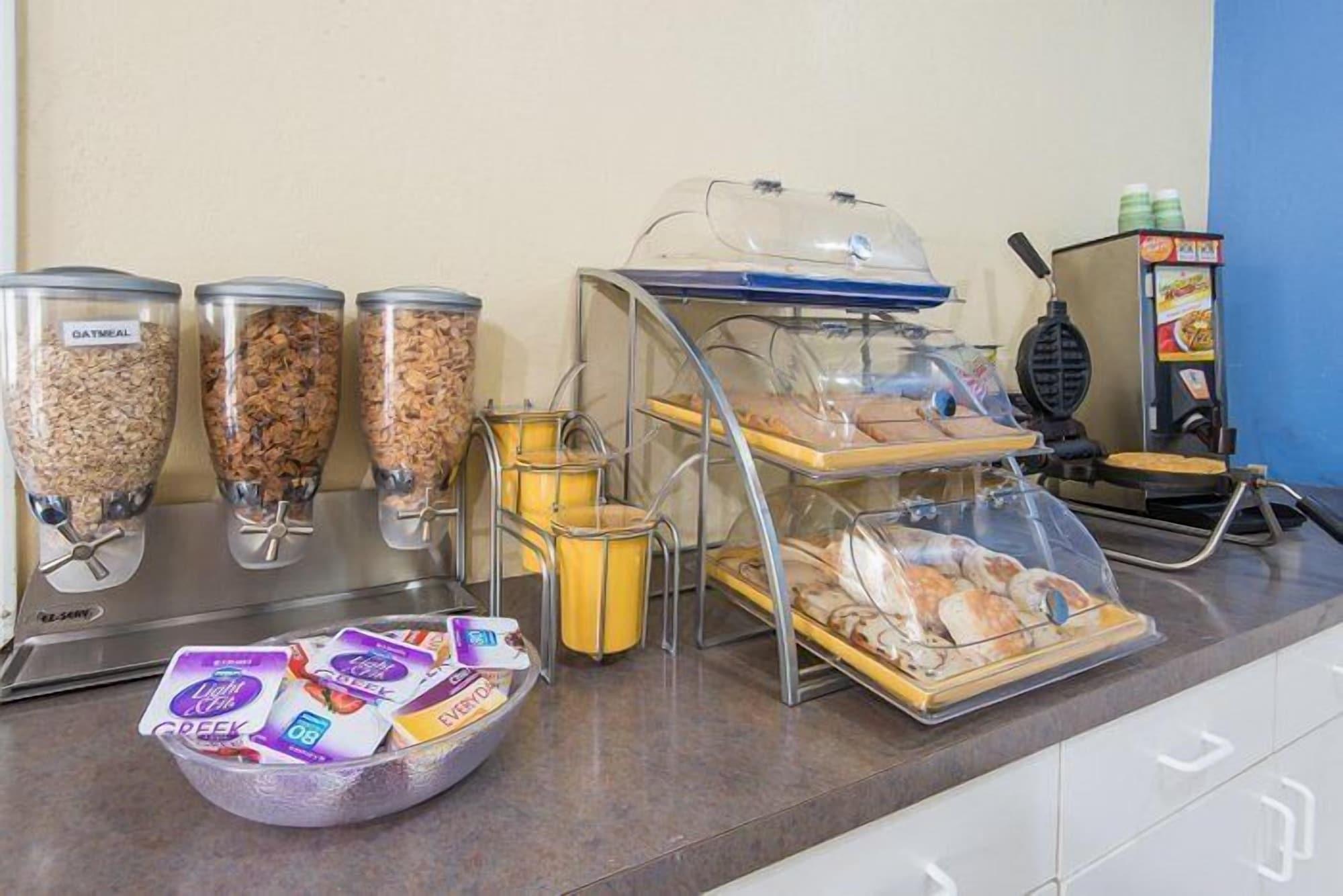 Restaurant Days Inn & Suites by Wyndham Kansas City South