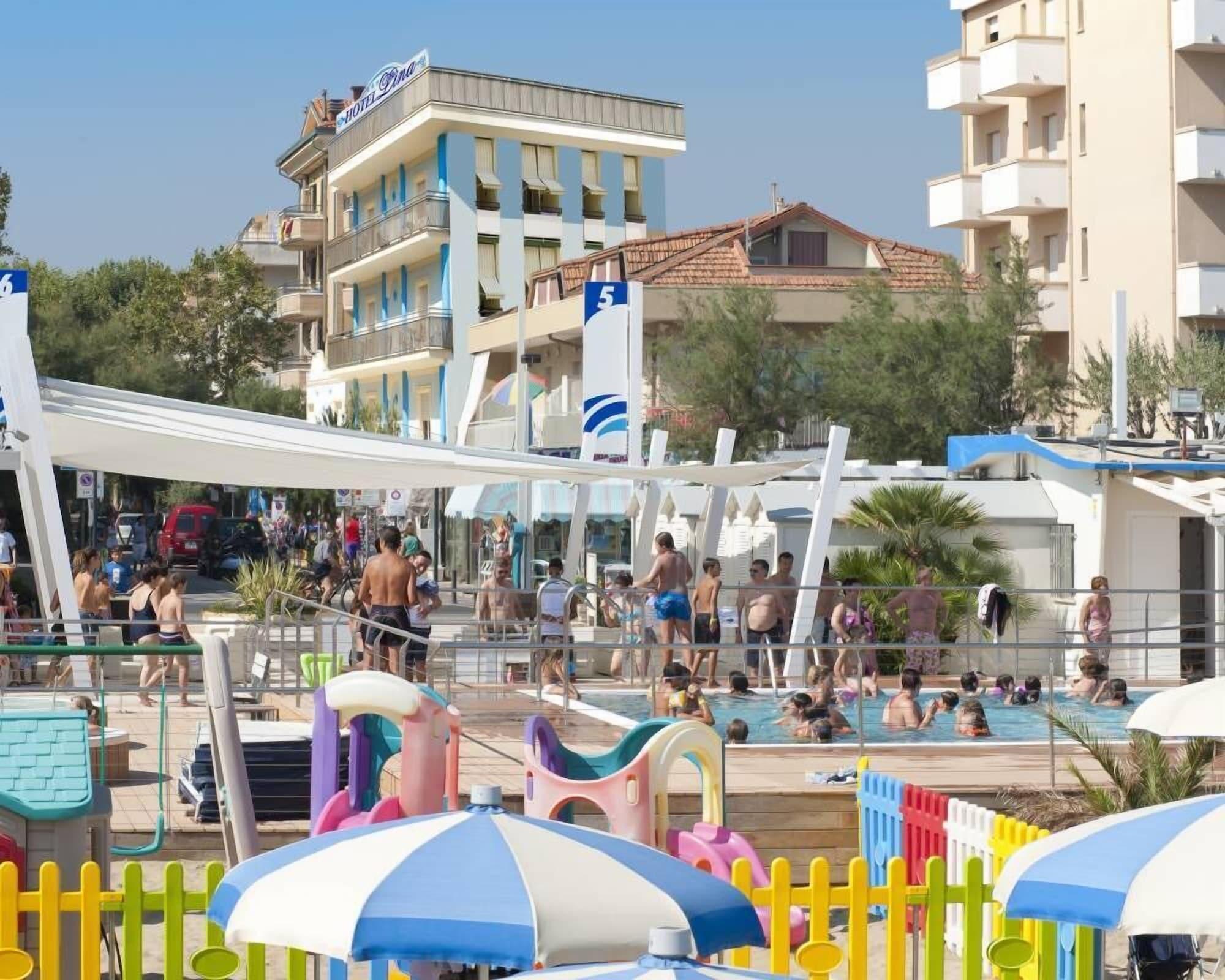 Vista Piscina Hotel Lina