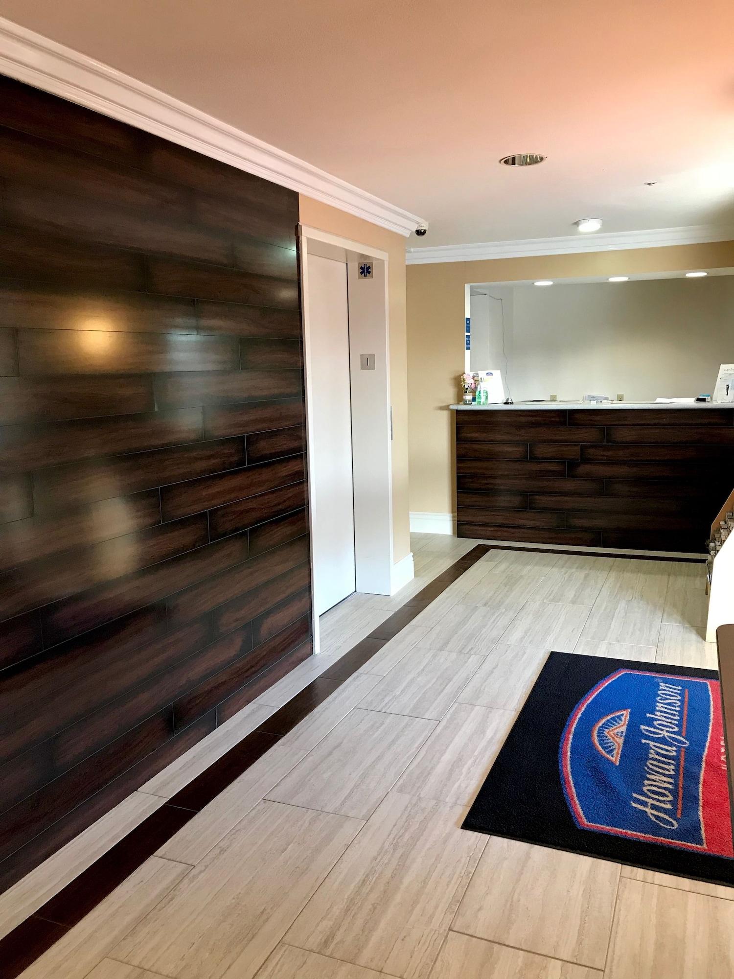 Vista Lobby Howard Johnson by Wyndham Salinas