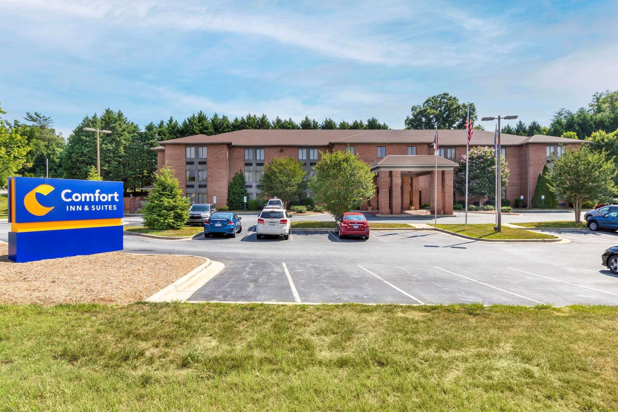 Vista Exterior Comfort Inn & Suites Lenoir Hwy 321 Northern Foothills