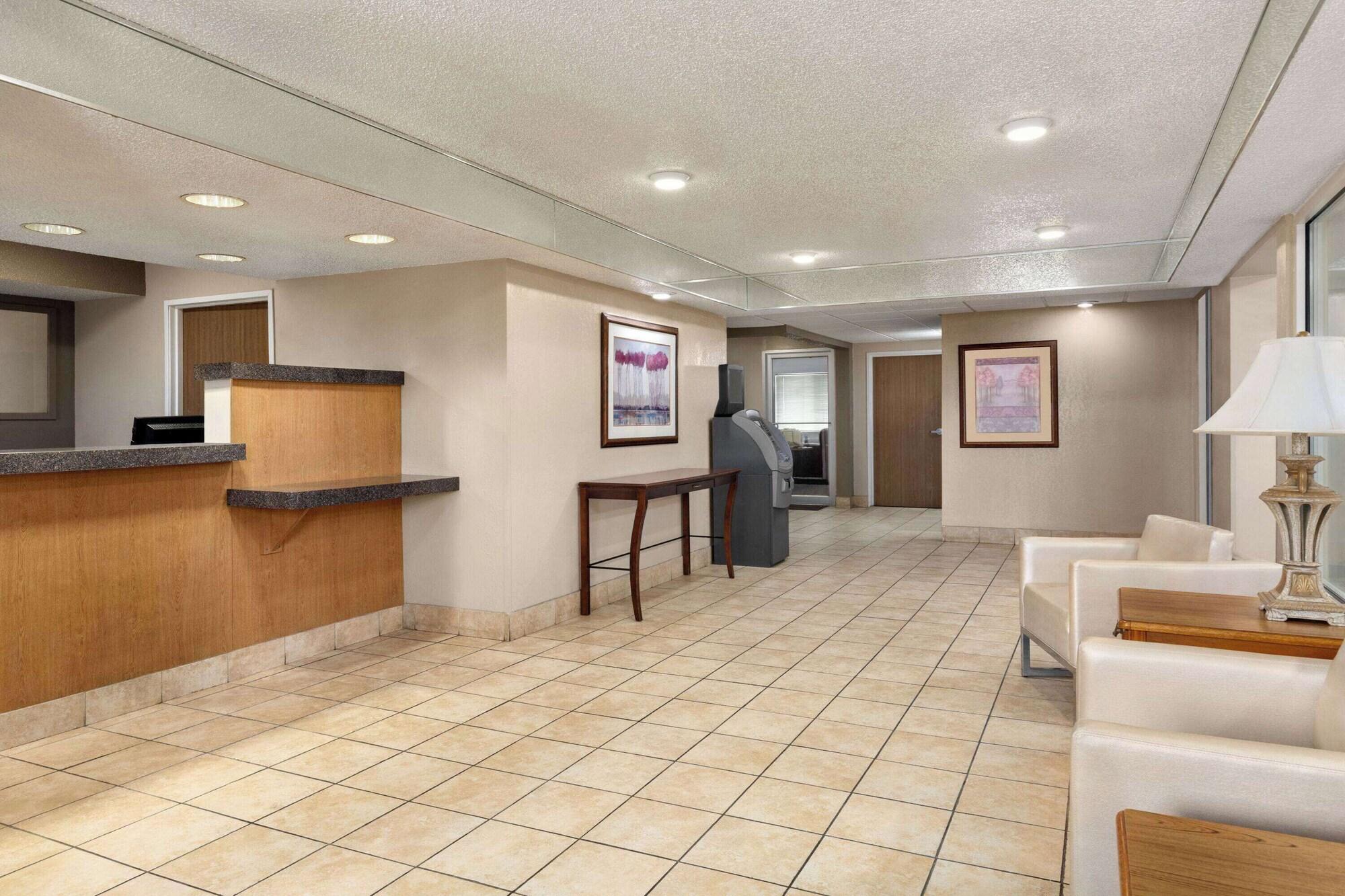 Vista Lobby Super 8 by Wyndham Joliet I-55 N/Chicago