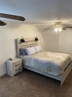 Alquiler Vacacional - NEWLY REMODELED HOME ON CEDAR LAKE WITH 8-PERSON HOT TUB