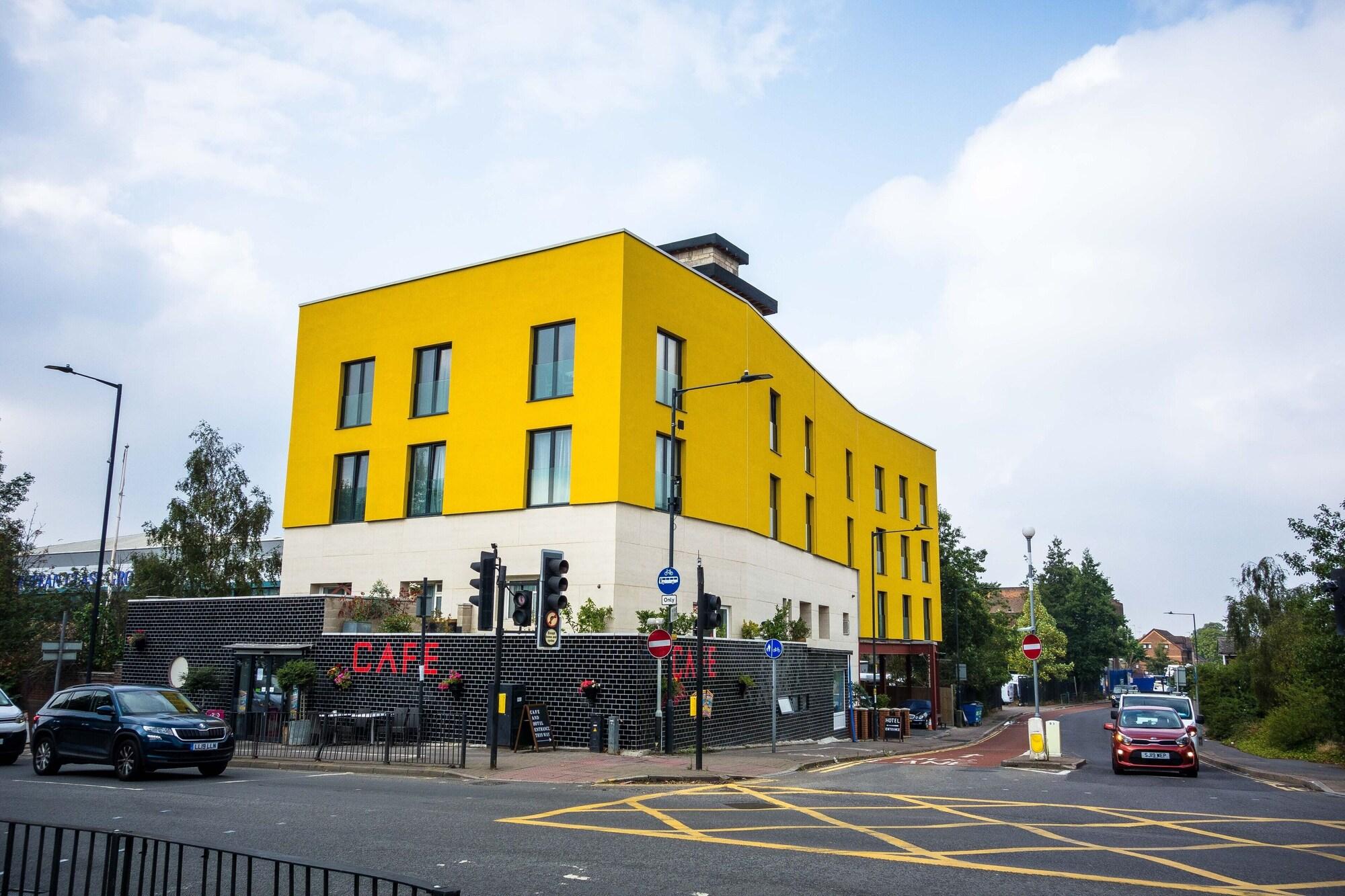 Varios Abbey Point Hotel