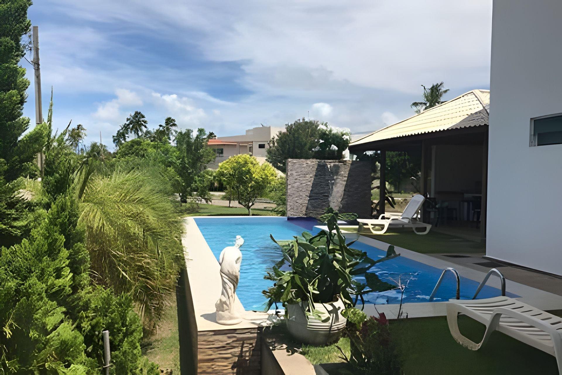 Vista Piscina Casa Branca Ampla e bela casa em Ipioca Hibiscus