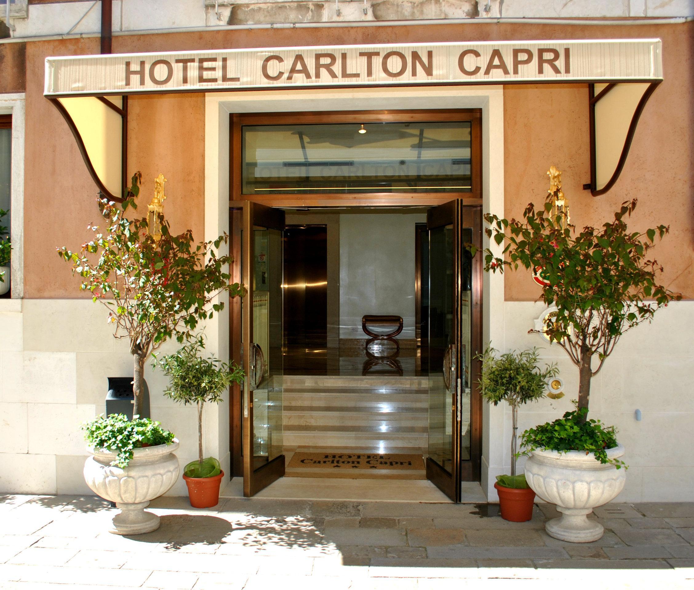Vista Exterior Carlton Capri Hotel