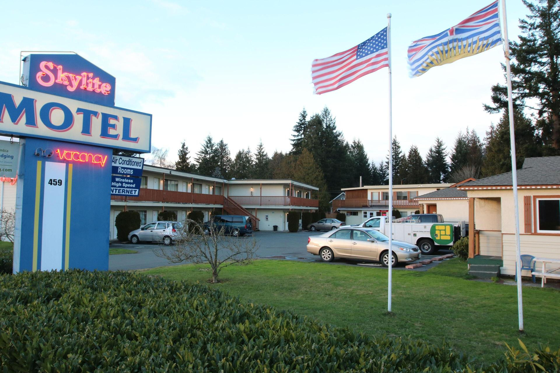 Varios Skylite Motel