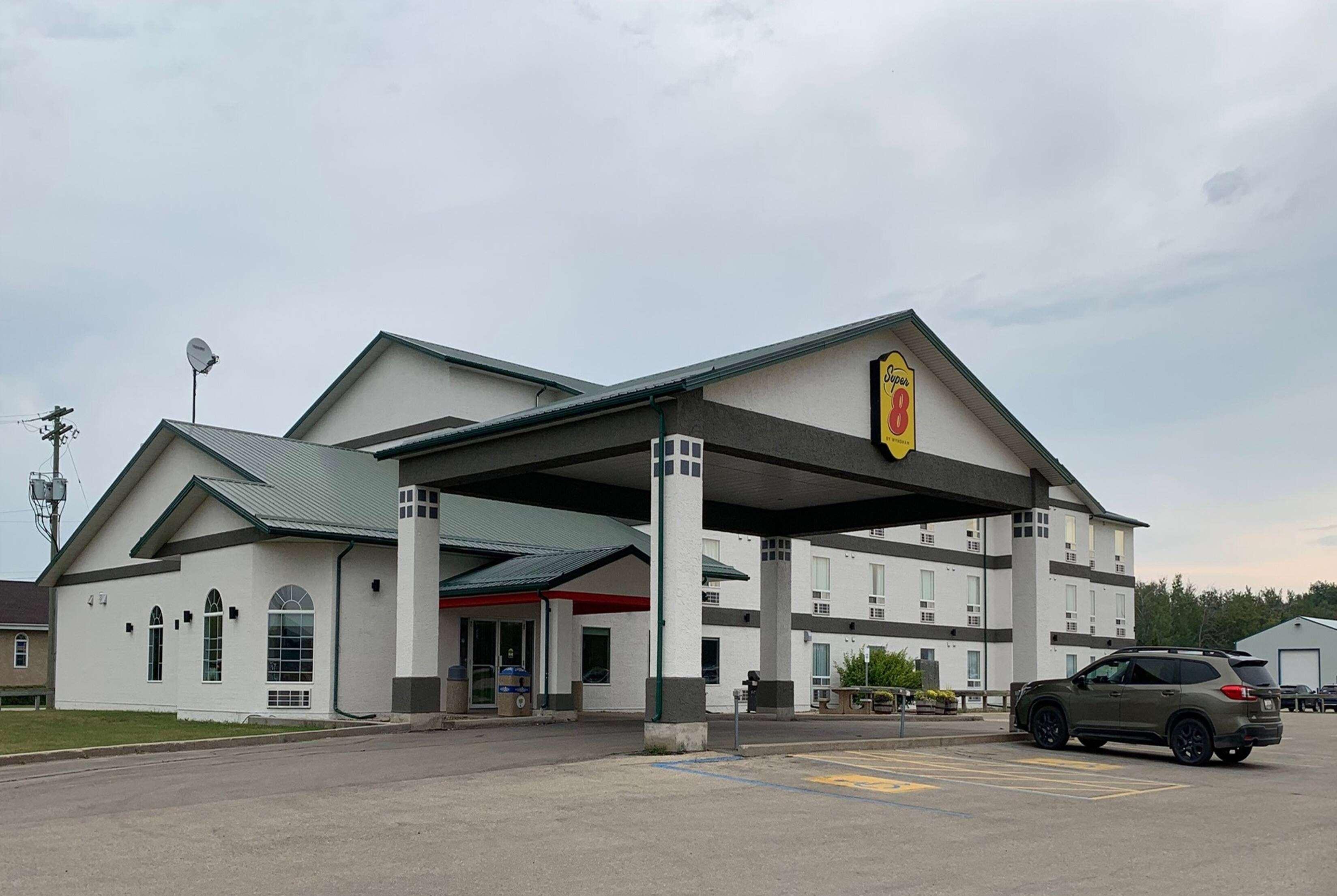 Vista Exterior Super 8 by Wyndham Swan River MB