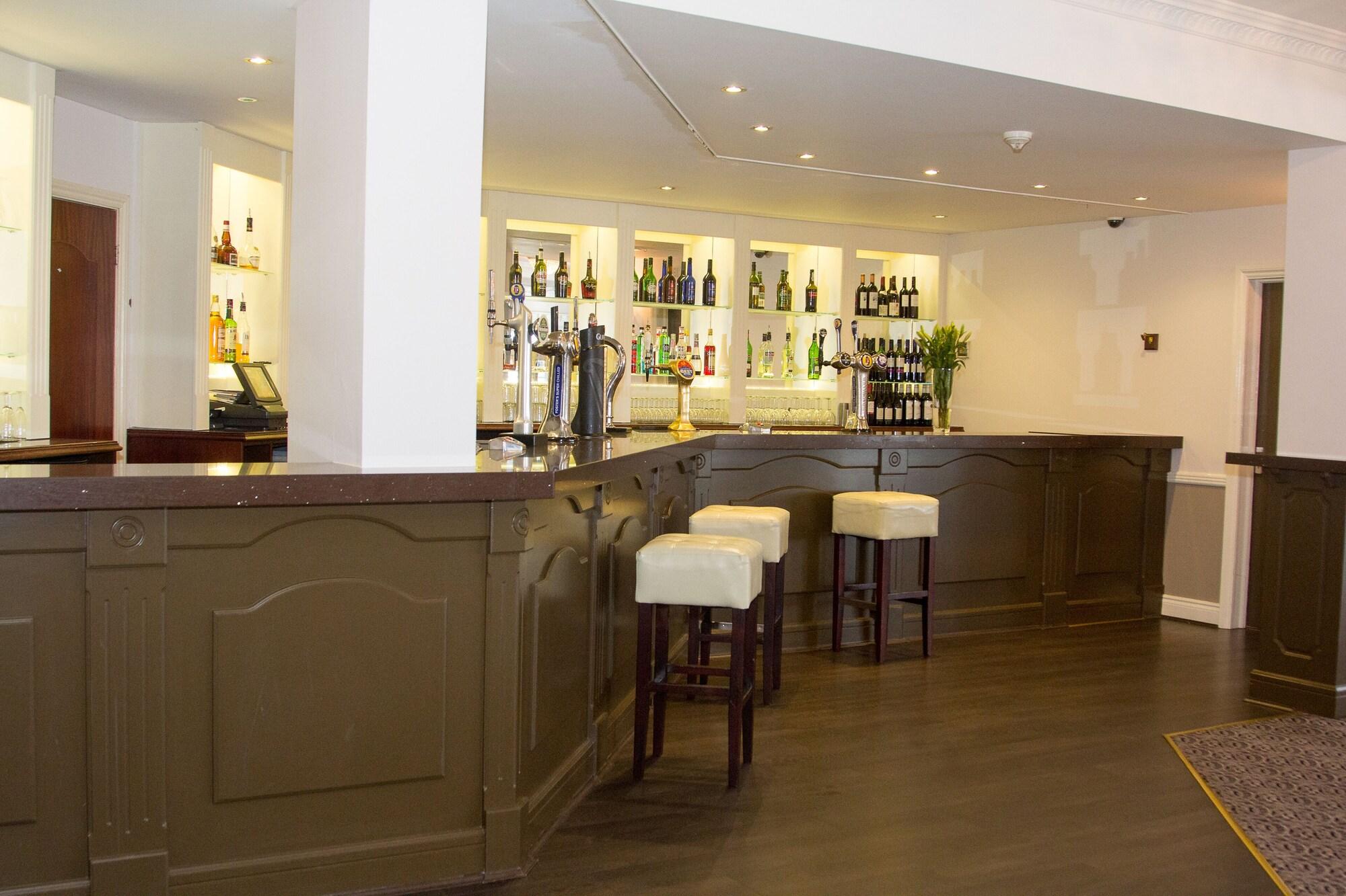 Varios Oyster Fleet Hotel