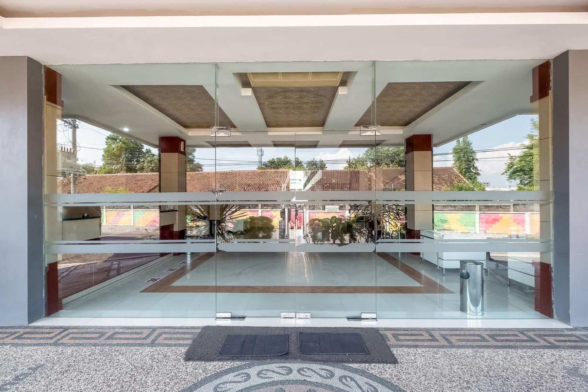 Vista Exterior Tembok Batu Residence