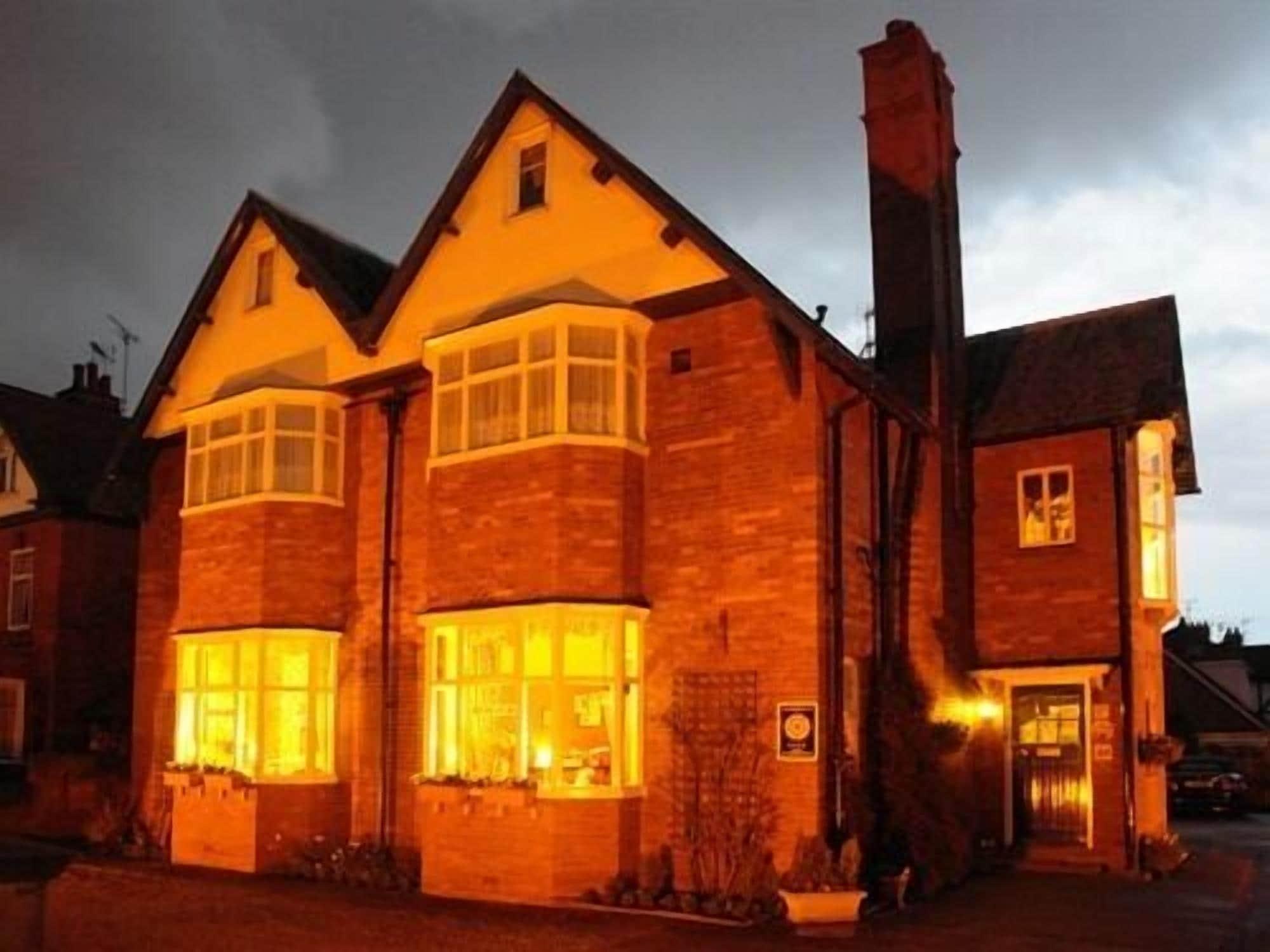 Vista Exterior Midway House