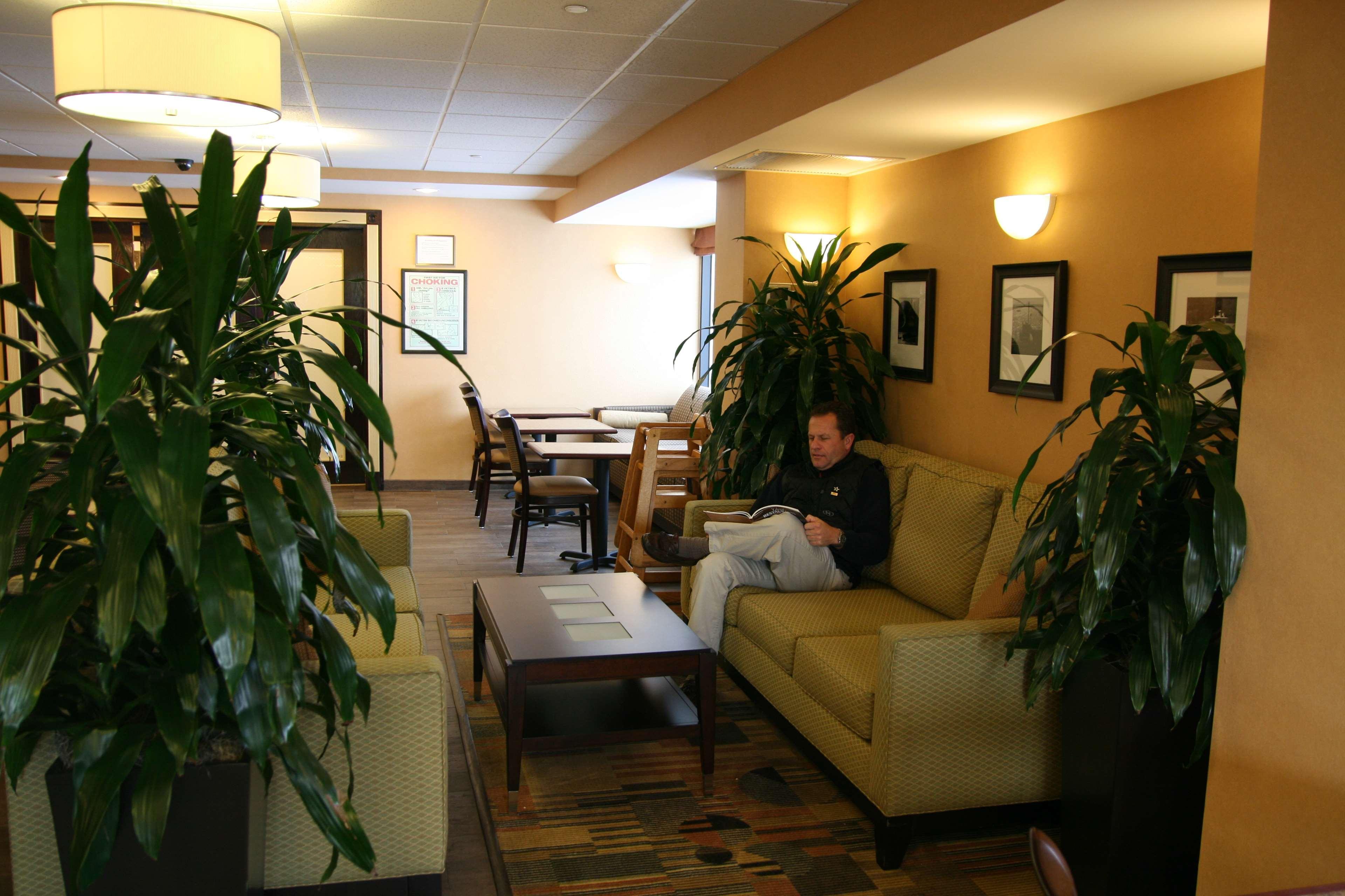 Vista Lobby Hampton Inn Long Island / Commack