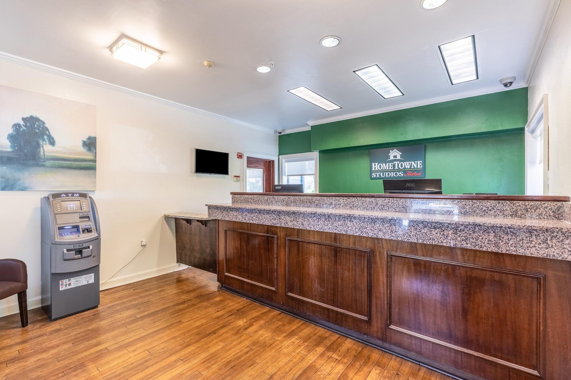 Vista Lobby HomeTowne Studios by Red Roof Orlando - Casselberry