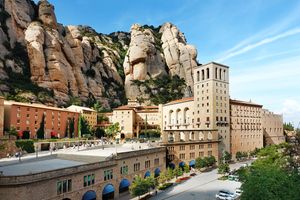 Actividad - Montserrat con subida en tren cremallera y acceso a la Moreneta - Tour de medio día