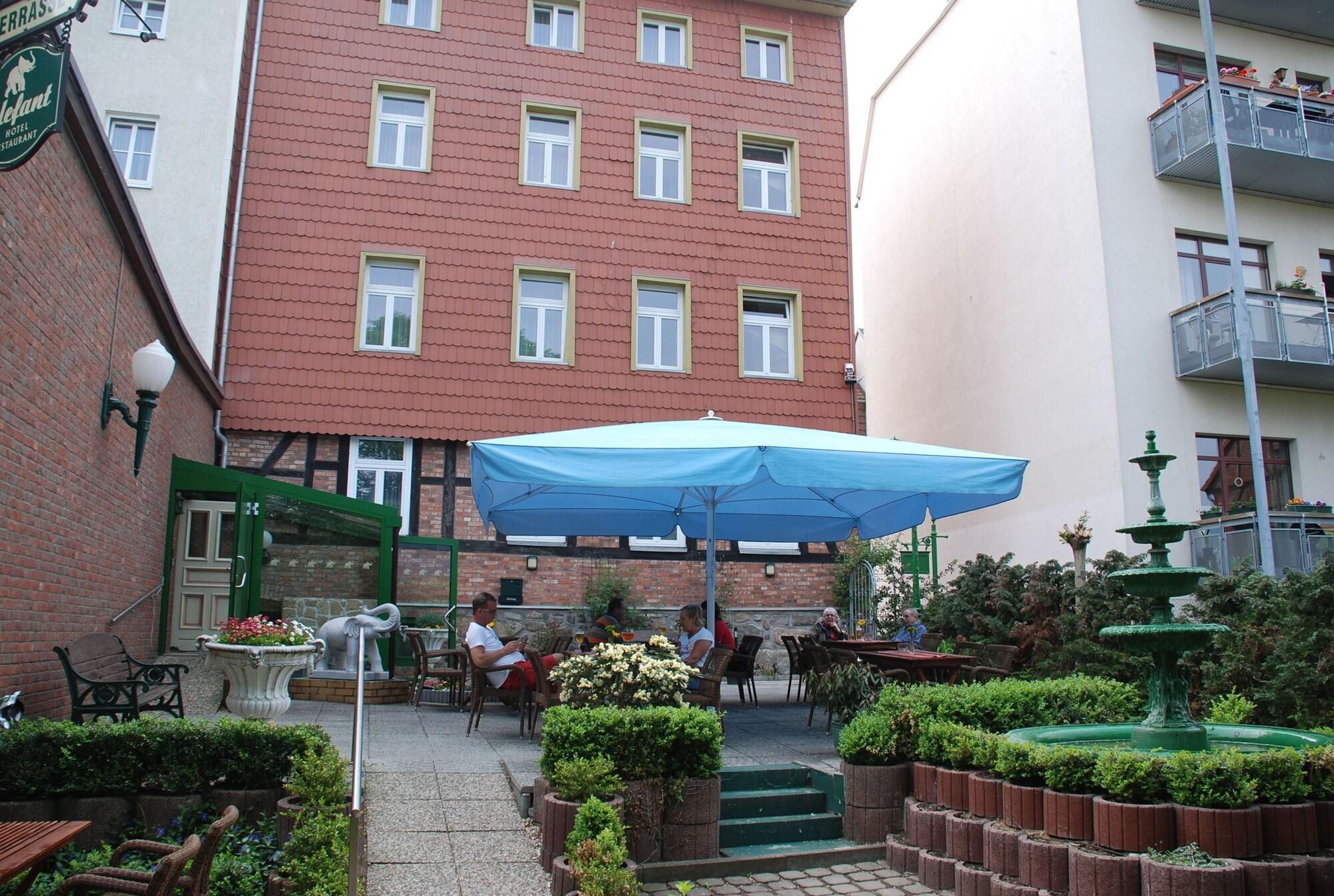 Vista Exterior Hotel Elefant
