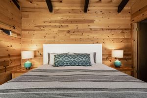 Alquiler Vacacional - MidCentury Cabin-Deck w Awesome Views Near Hiking At Humber Park. Dog Friendly