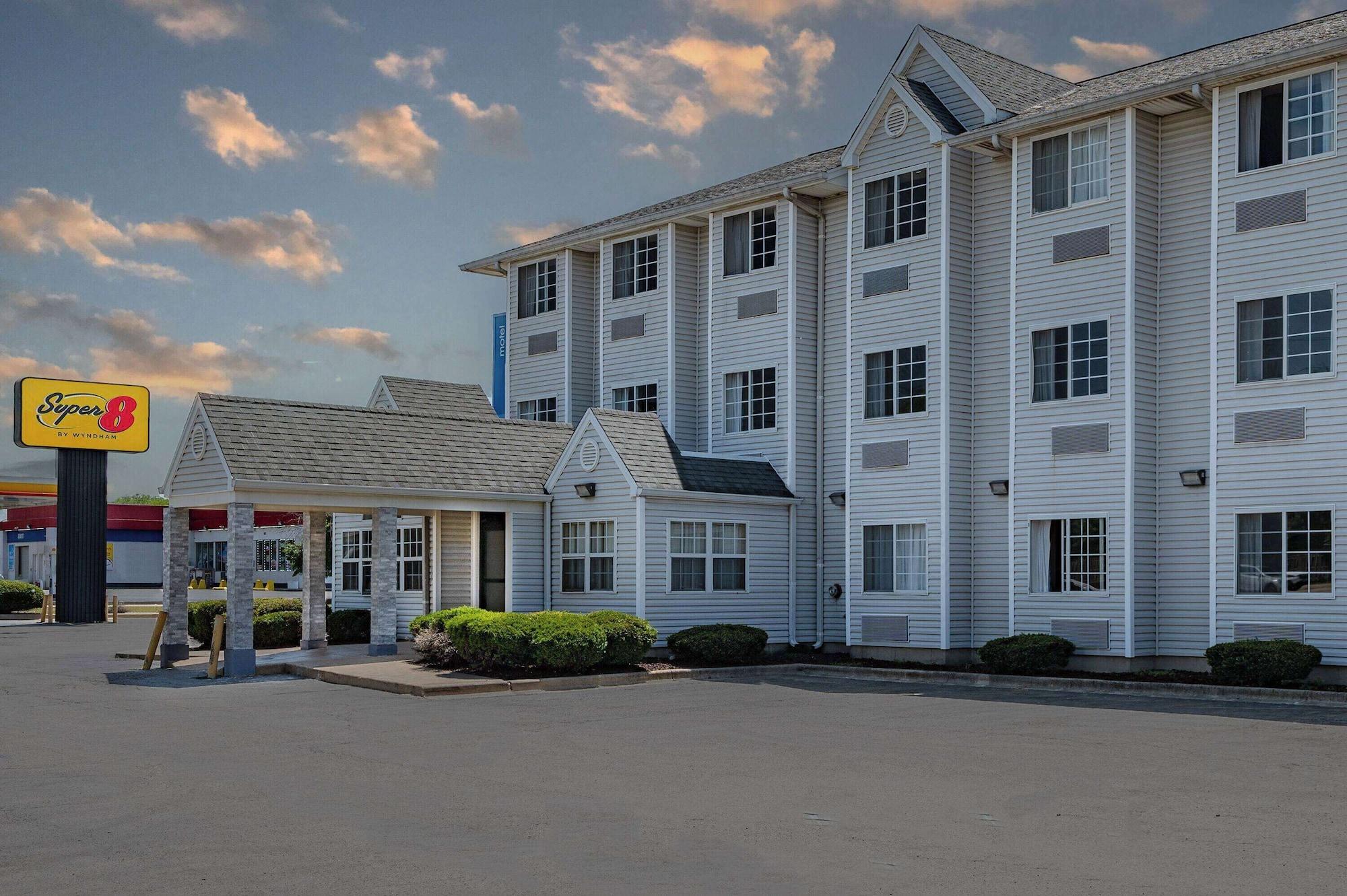 Vista Exterior Super 8 by Wyndham Joliet