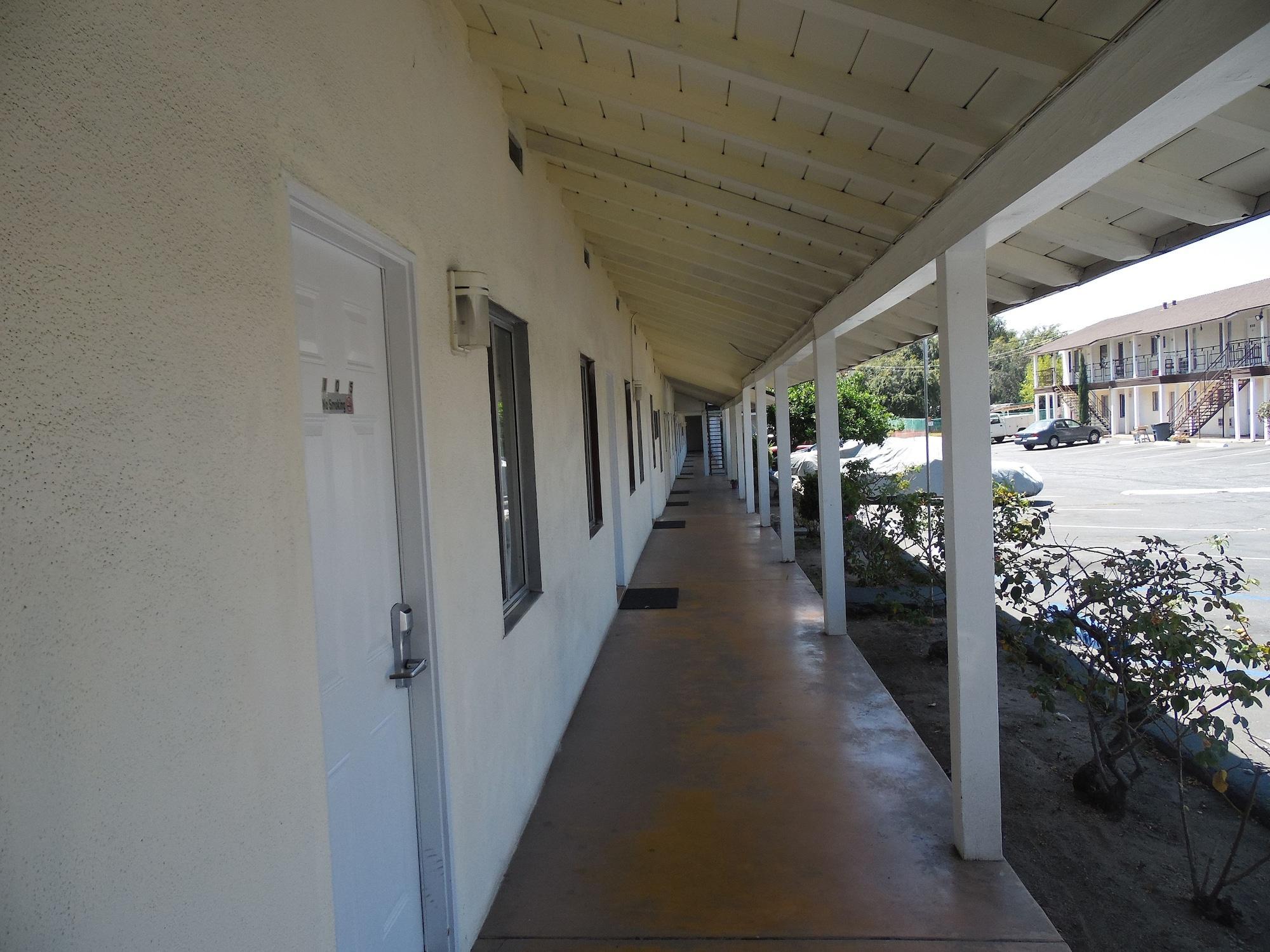 Vista Exterior Hi-Way Host Motel