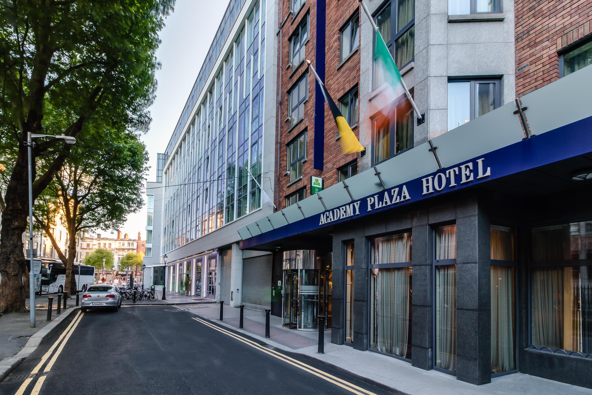Vista Exterior Academy Plaza Hotel