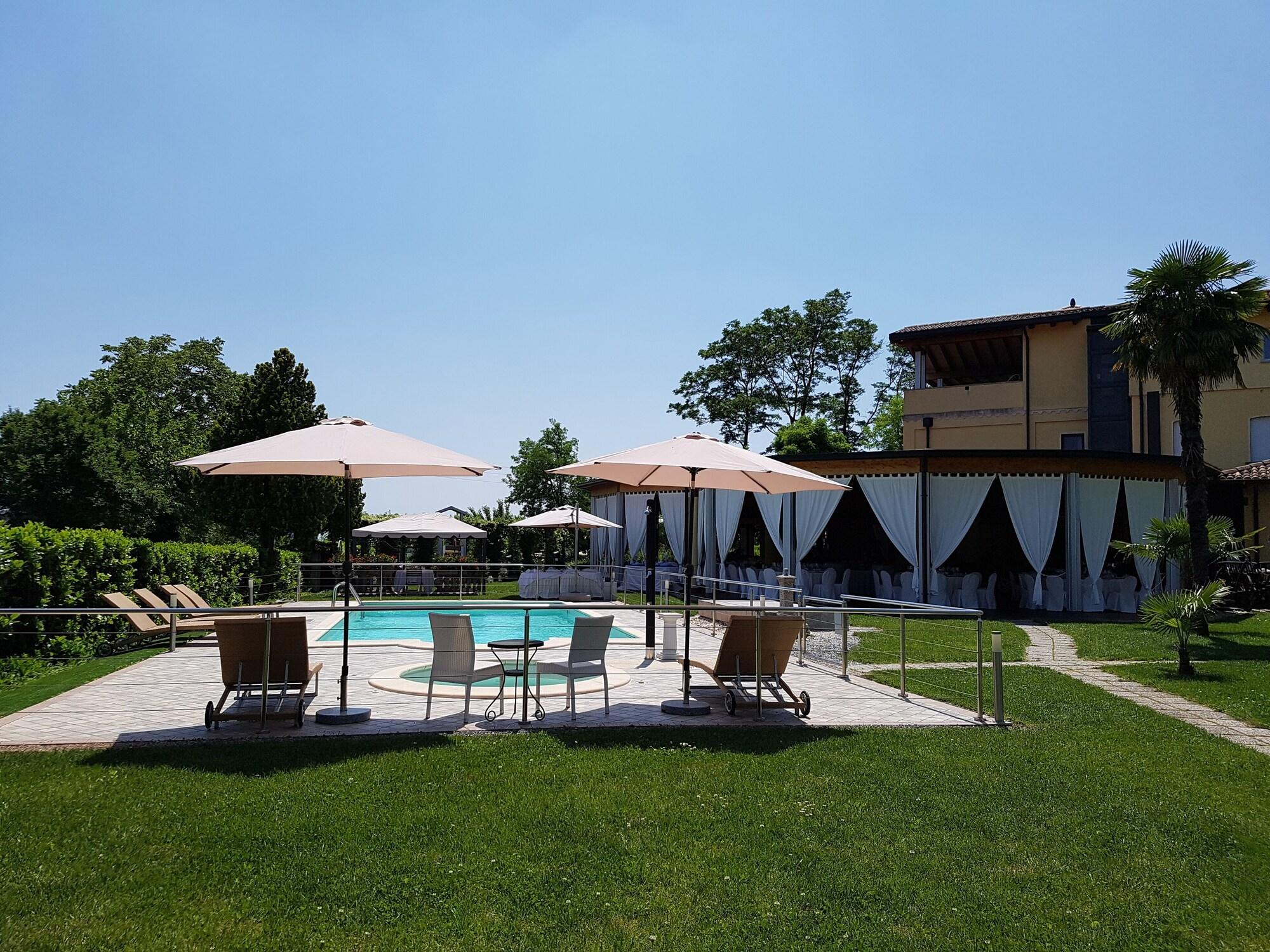 Vista Piscina VILLA RIVIERA