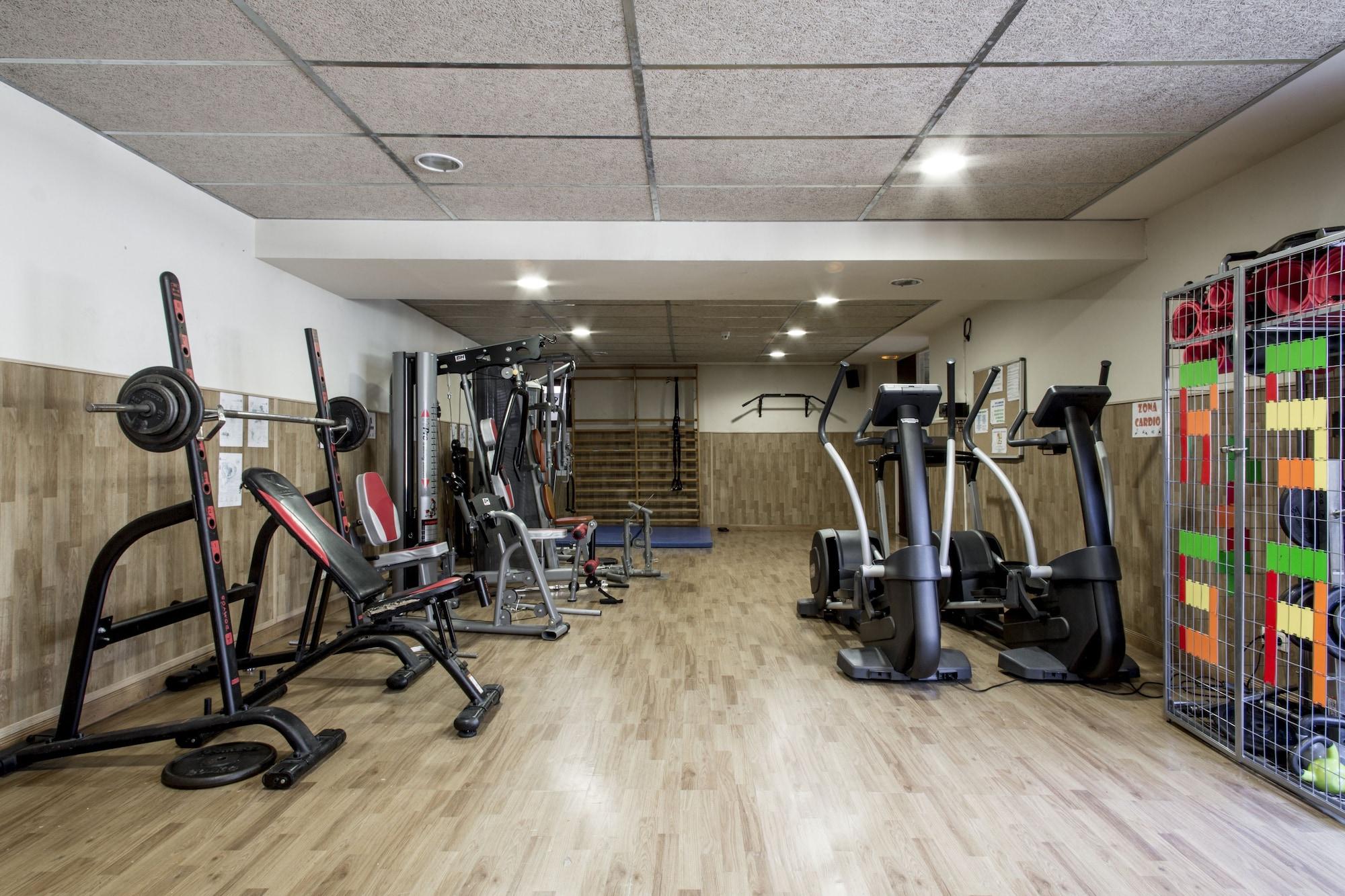 Gimnasio Residencia Universitaria Resa Giner de los Ríos - Hostel