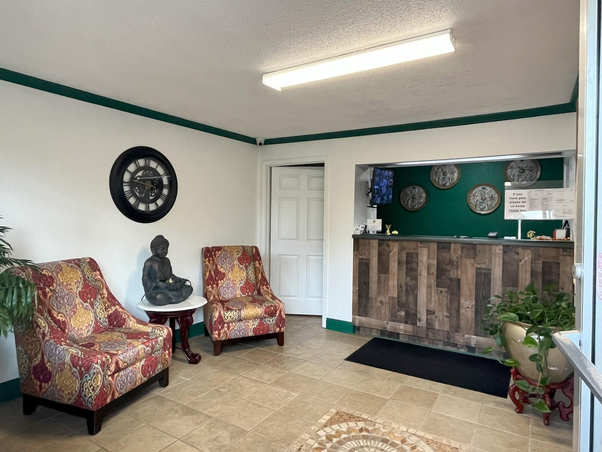 Varios Pine Tree Inn