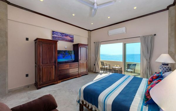 Luxurious Beachfront Villa, the safest swimming beach just 3.5 miles south of PV - Hoteles con parque acuático en Puerto Vallarta, México