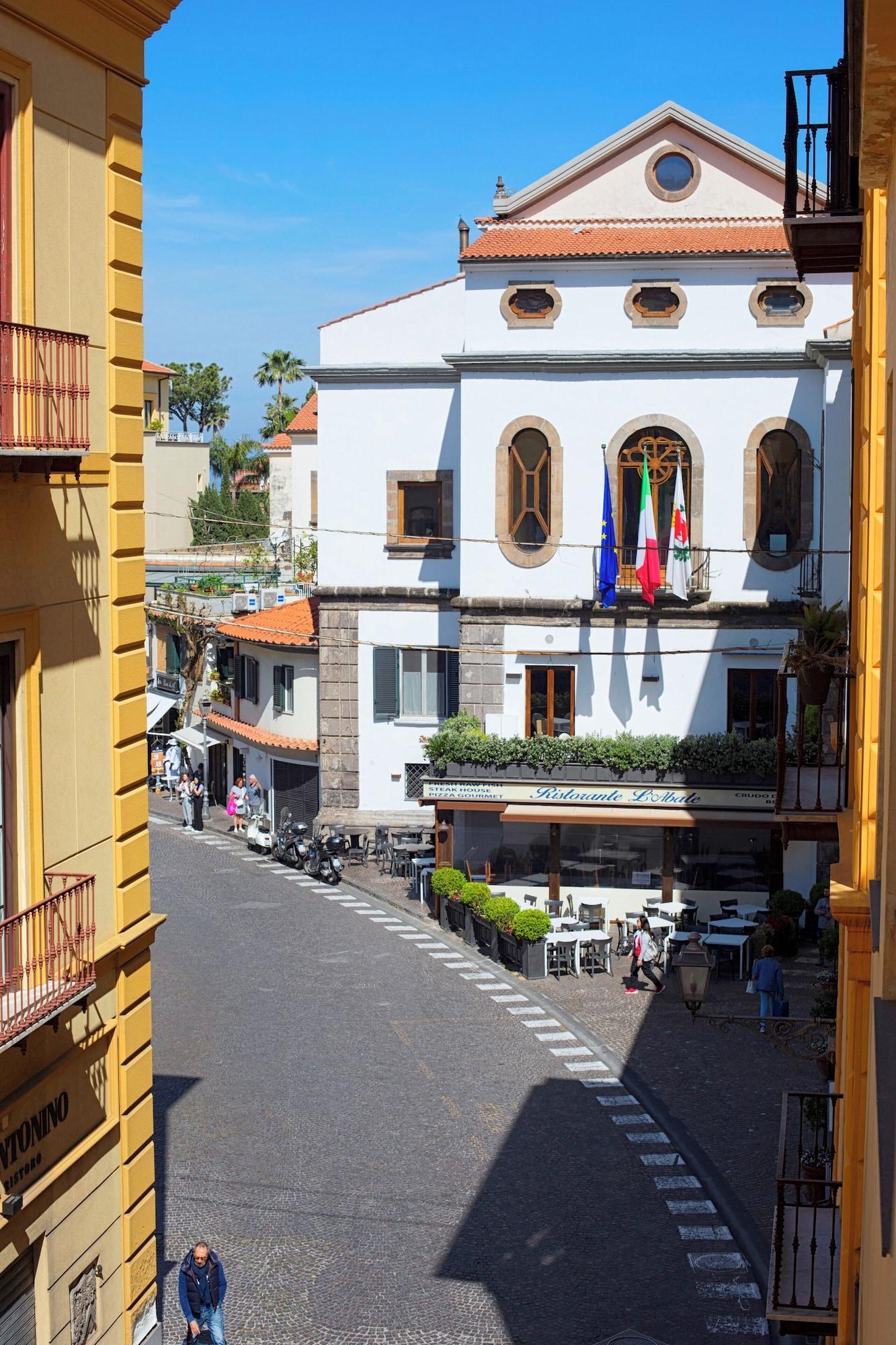 Vista Exterior Tasso Suites & Spa