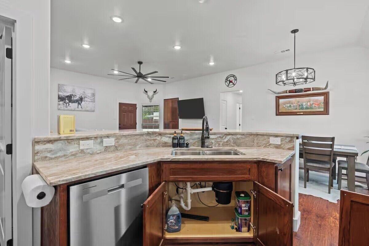 Equipamiento de Habitación 7 min to Stockyards- Cozy & Stylish Home