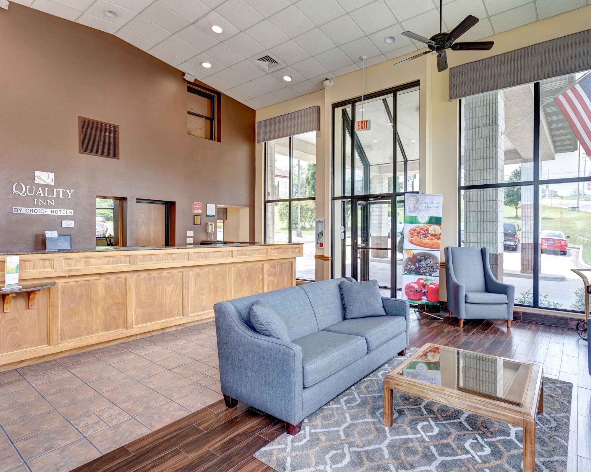 Vista Lobby Quality Inn West-Branson Theatre District